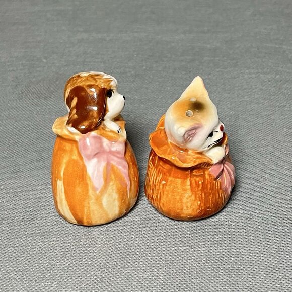 Vntg Salt & Pepper Shakers Cat and Dog in Sack Shaker Set-Anthropomorphic-Kitsch - Picture 4 of 8
